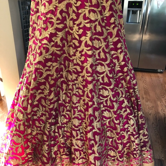 Gown - Picture 3 of 8